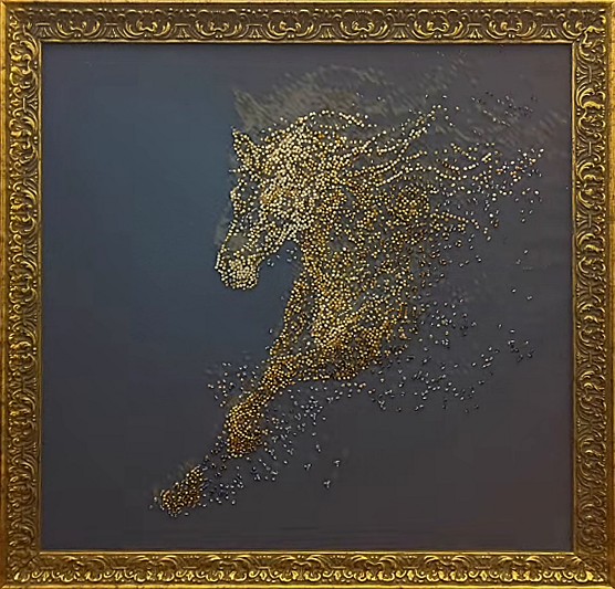 The wild light horse, quadro ricamato con perline, in cornice dorata