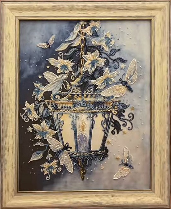 Light pole, quadro ricamato con perline, in cornice