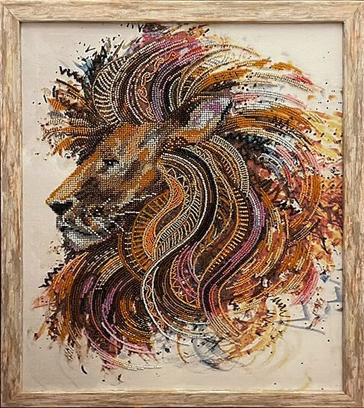 The Lion, quadro ricamato con perline, in cornice